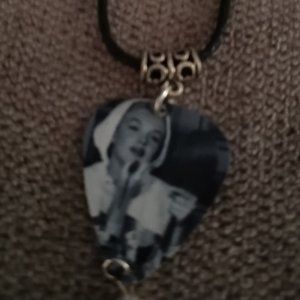 MARILYN MONROE GUITAR PICK NECKLACE & EARRINGS SRT